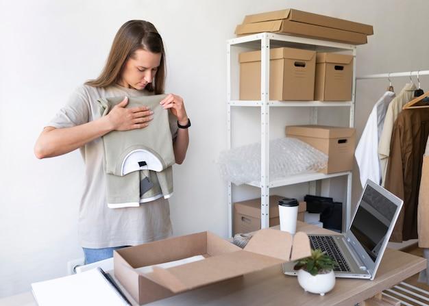 Оптимальное организованное хранение в маленькой квартире: полки и шкафы